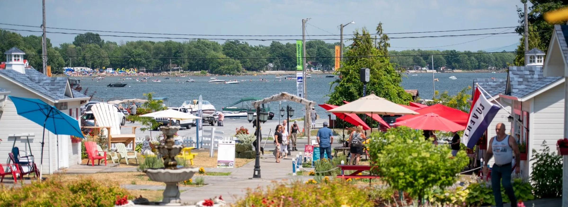Village de Venise-en-Québec, parasols et lac Champlain